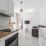Apartment With Ac And Balcony By Pikhost *