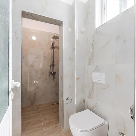 With Ac And Balcony By Pikhost * ゴーレム