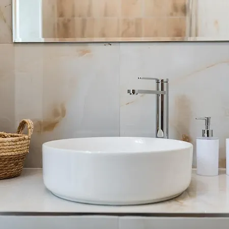 With Ac And Balcony By Pikhost アパート *