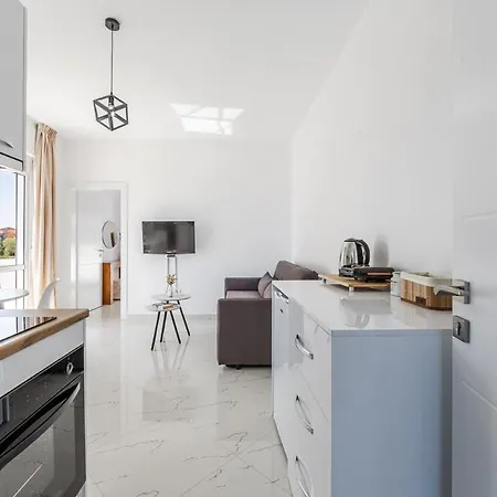 With Ac And Balcony By Pikhost アパート