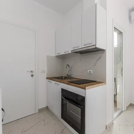 아파트 With Ac And Balcony 골렘