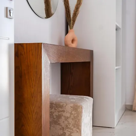 With Ac And Balcony By Pikhost アパート ゴーレム