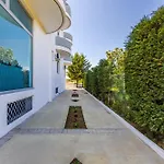 With Ac And Balcony By Pikhost Apartament Golem (Tirana)