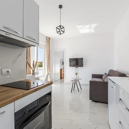 Apartment With Ac And Balcony By Pikhost *