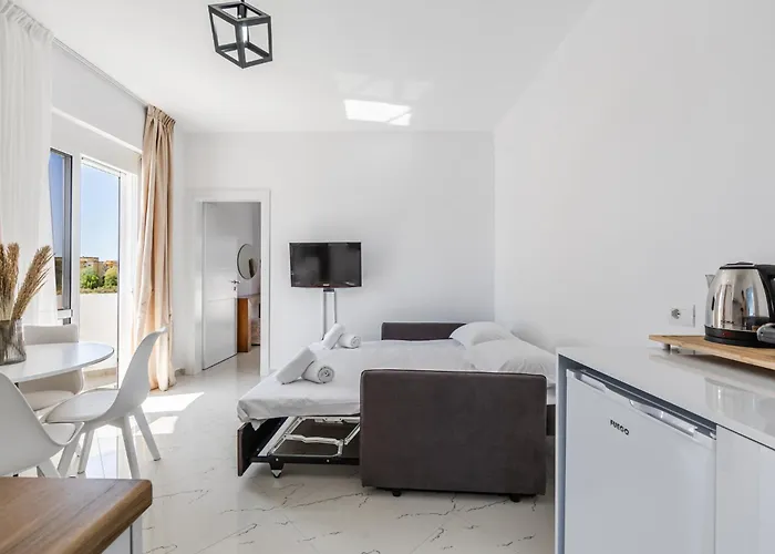 Lejlighed With Ac And Balcony By Pikhost Golem (Tirana)