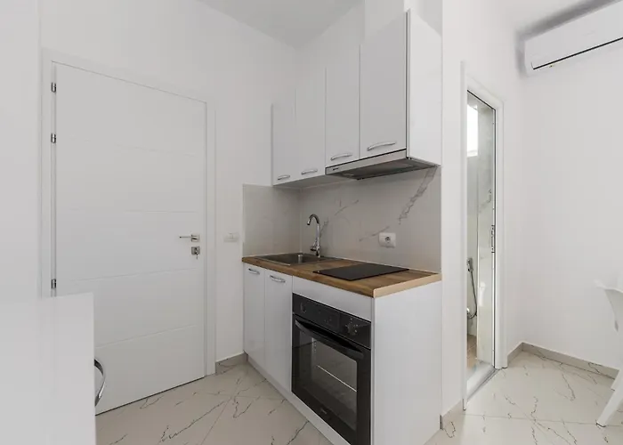 With Ac And Balcony By Pikhost Lejlighed Golem (Tirana)